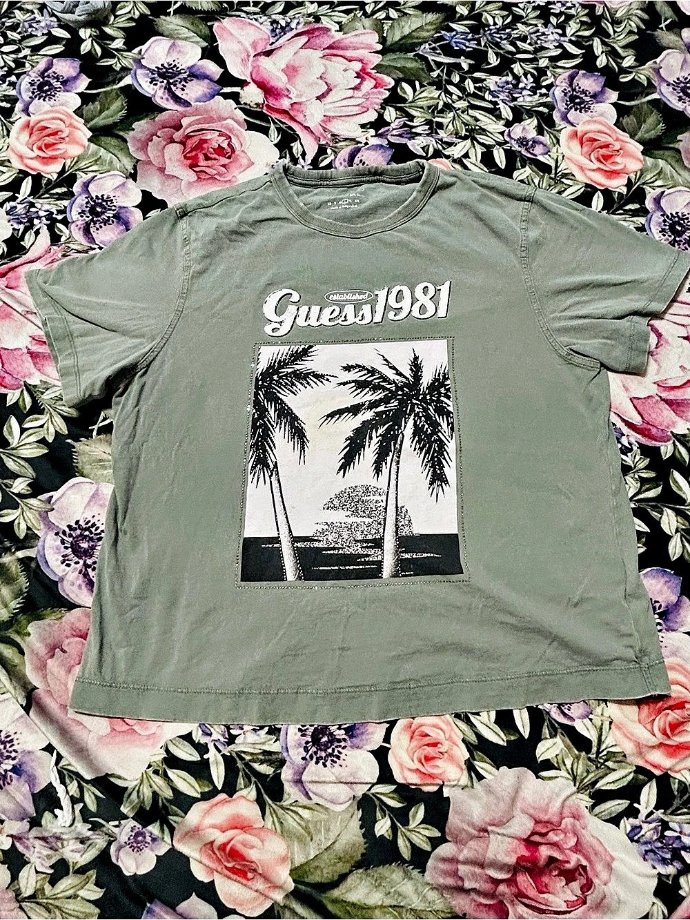 Guess Palm Graphic Tee in Green Size Medium